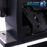 دستگاه قهوه‌ساز اتوماتیک با نمایشگر دیجیتال و مخزن شیر.