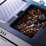 دستگاه قهوه‌ساز اتوماتیک با نمایشگر دیجیتال و مخزن شیر.
