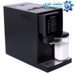 دستگاه قهوه‌ساز اتوماتیک با نمایشگر دیجیتال و مخزن شیر.